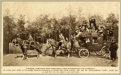 98711 Afbeelding van enkele leden van de Utrechtse Vrouwelijke Studenten Vereniging (U.V.S.V.) bij een postkoets voor ...